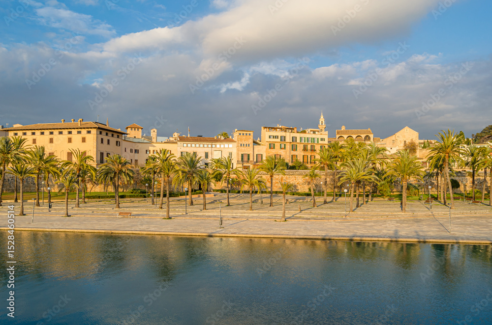 Fototapeta premium Sunset view of the Cathedral of Santa Maria of Palma, Mallorca, Balearic Islands, Spain