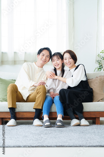 リビングでくつろぐ3人家族　