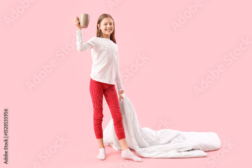 Little girl with blanket dr...