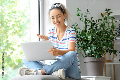 Mature woman with laptop vi...
