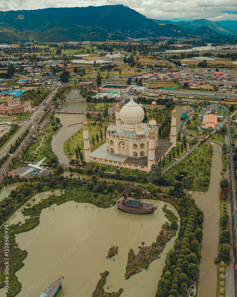 Naklejka premium Vista aérea del municipio de Briceño, donde se localizan parques y atracciones turísticas