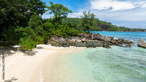 Fototapeta Naklejka Na Ścianę i Meble -  Secluded beach with crystal clear water and lush greenery. Seychelles.