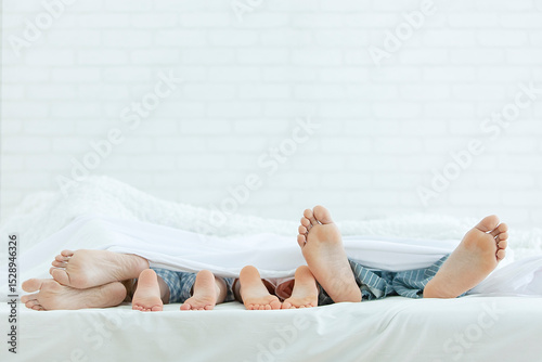 ベッドで寝る家族の足元