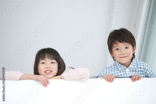 パジャマ姿の女の子と男の子