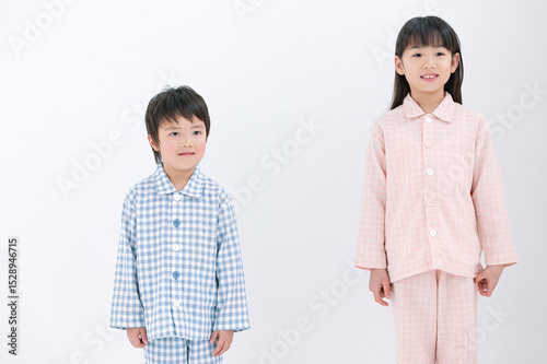パジャマ姿の女の子と男の子