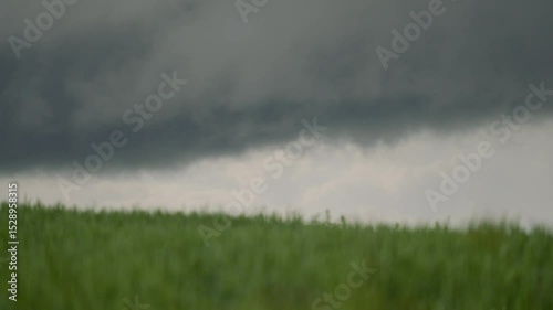 Gewitterwolken über Feldlandschaft – Unwetter zieht auf