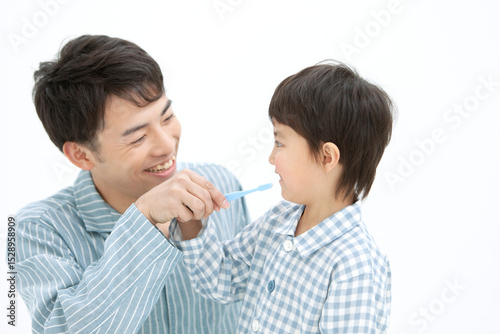 歯磨きをするパジャマ姿の親子
