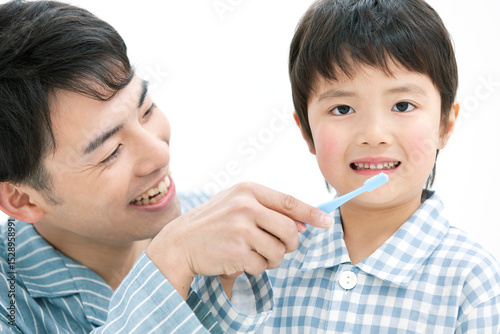 歯磨きをするパジャマ姿の親子