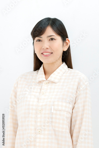 パジャマ姿の女性のポートレート