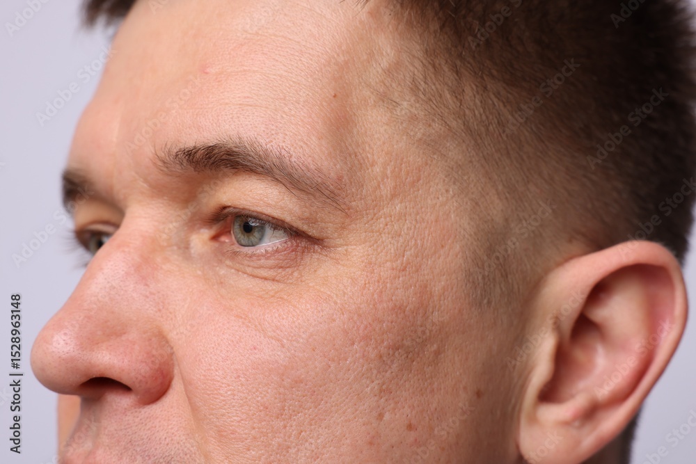 Obraz premium Handsome man on light background, closeup view