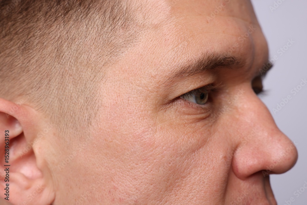 Obraz premium Handsome man on light background, closeup view