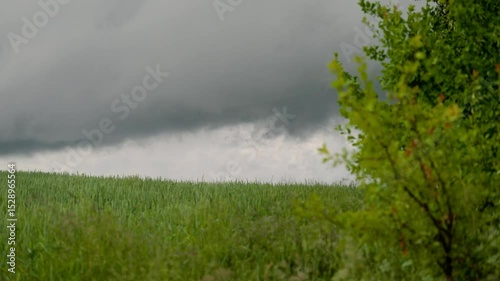 Gewitterwolken über Feldlandschaft – Unwetter zieht auf