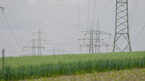 Stromtrassen und Windräder in ländlicher Landschaft – Energiewende in Deutschland