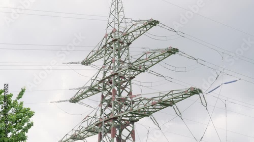 Stromtrassen und Windräder in ländlicher Landschaft – Energiewende in Deutschland