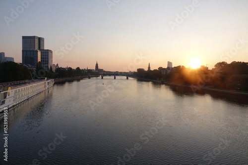 Wallpaper Mural Main in Frankfurt, morgens Torontodigital.ca