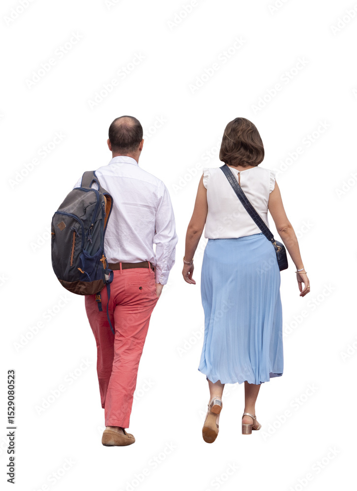 Couple vu de dos marchant en ville, environ 40-45 ans, tenues estivales décontractées, scène urbaine ensoleillée de printemps Couple vu de dos marchant en ville, environ 40-45 ans, tenues estivales décontractées, scène urbaine ensoleillée de printemps