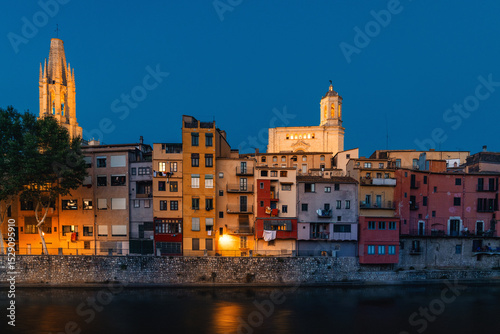 Girona Dämmerung Farbenfrohe Häuser am Fluss Magische Stadtsilhouette