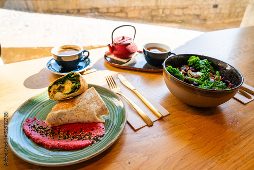 Gesundes Frühstück oder Brunch mit Wrap, Salat und Tee