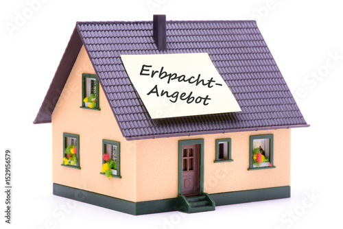 Ein Zettel auf einem Modellhaus ist beschriftet mit Erbpacht-Angebot