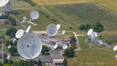 le plus grand téléport d'Europe, centre de télécommunications spatiales compte 26 antennes dont les diamètres vont de 1,5 m à 32,5 m. Ce téléport est la propriété du groupe Orange photo