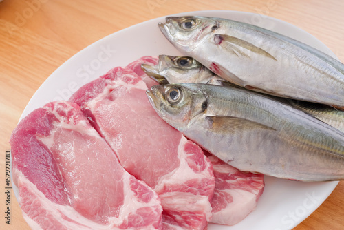 高タンパクな食材の豚肉とアジ