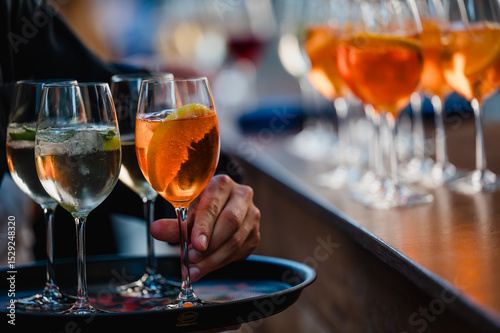 leckeres Kaltgetränk auf einer Veranstaltung, Businessevent mit Spritz, Akoholische Erfrischung im Sommer, Weingläser mit frischer note