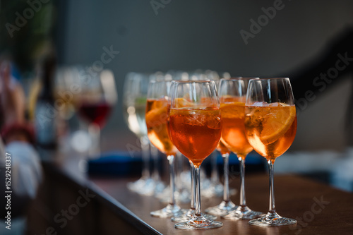 leckeres Kaltgetränk auf einer Veranstaltung, Businessevent mit Spritz, Akoholische Erfrischung im Sommer, Weingläser mit frischer note