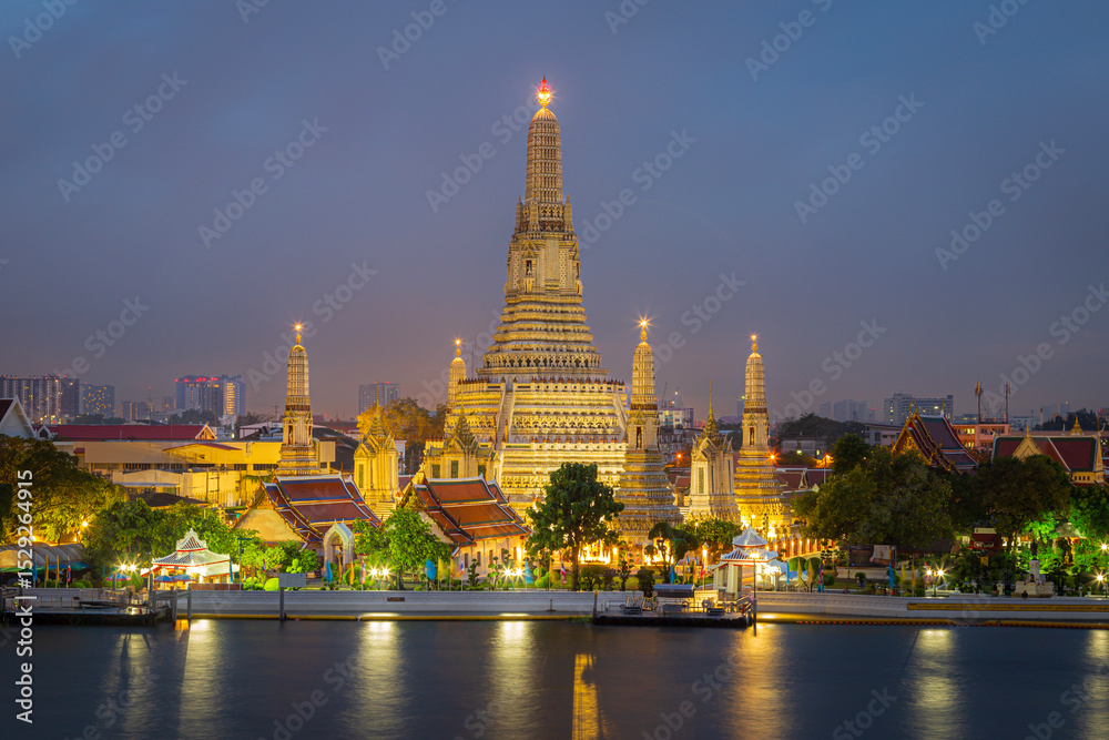 Obraz premium Wat Arun Ratchawararam Ratchaworamahawihan The beauty and highlight of Wat Arun is the Prang which is located on the Chao Phraya River. It is Thai architecture