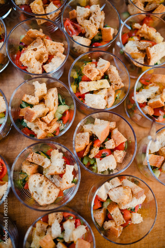 Buffet mit Salat und kleinen portionierten Schälchen, leckere frische Zutaten auf einer Businessveranstaltung, Catering bei einer Hochzeit oder einer Feierlichkeit