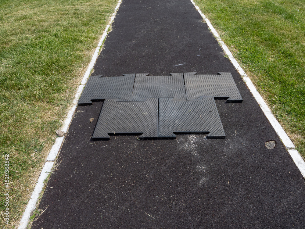 Obraz premium A black mat is laying on the ground in a grassy area