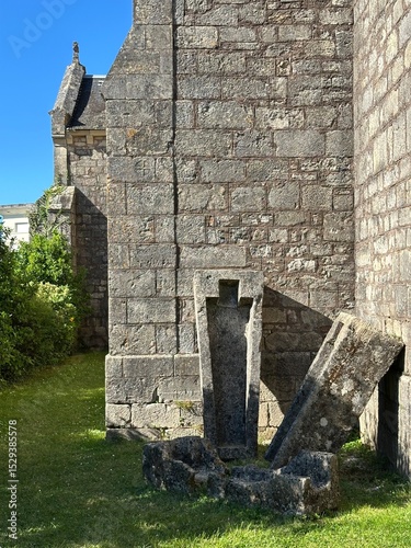 Sarcophages au pied de l'Église Sainte-Madeleine à Ayen