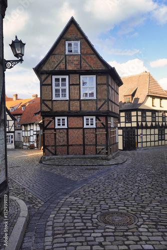 Historisches Fachwerkhaus inmitten einer Straßenkreuzung in Quedlinburg, Harz photo