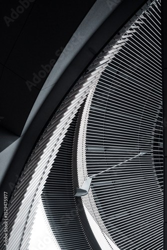 幾何学的に重なり合う現代建築の抽象構造美
Abstract Structural Beauty of Overlapping Geometric Modern Architecture