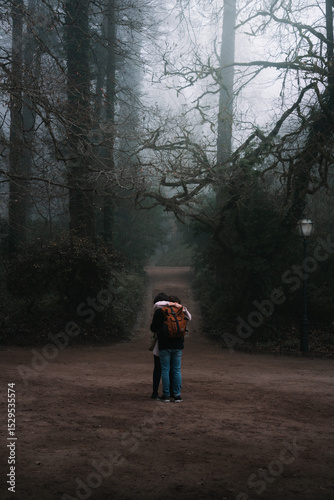 Pareja paseando por el bosque de Sintra