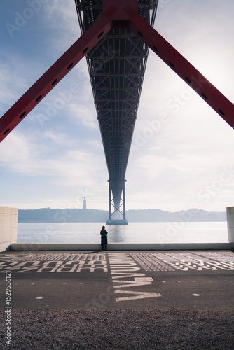 Chica, en el puente rojo de Lisboa