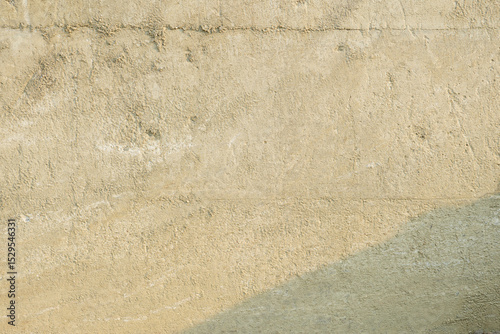 全体に薄く砂の付いたコンクリートの壁の背景テクスチャー