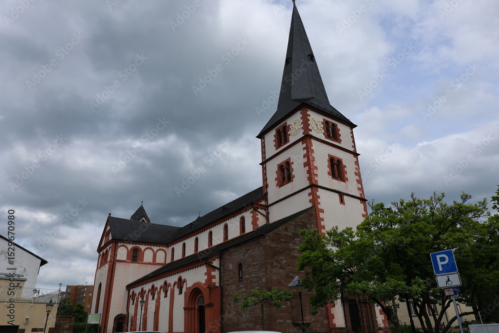 Obraz premium Blick auf die St Peter Kirche in Merzig im Saarland