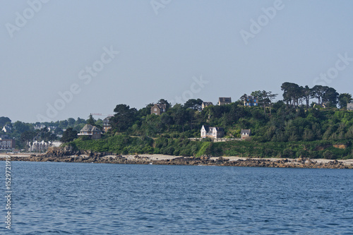 chemin des douaniers sur la côtes de granit rose, entre ploumanach et perros guirec