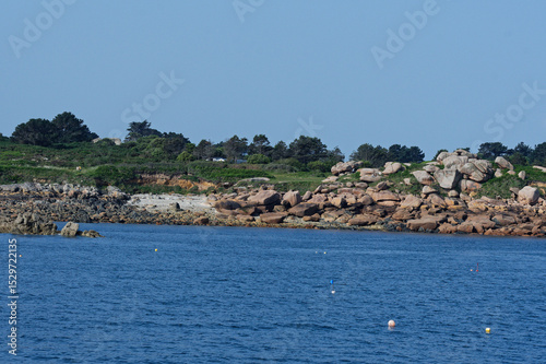 chemin des douaniers sur la côtes de granit rose, entre ploumanach et perros guirec