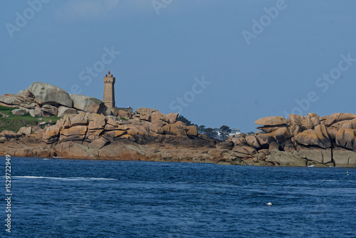 chemin des douaniers sur la côtes de granit rose, entre ploumanach et perros guirec