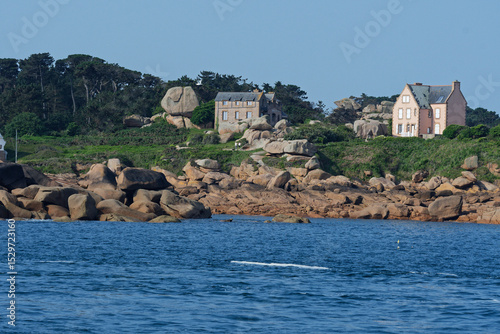chemin des douaniers sur la côtes de granit rose, entre ploumanach et perros guirec