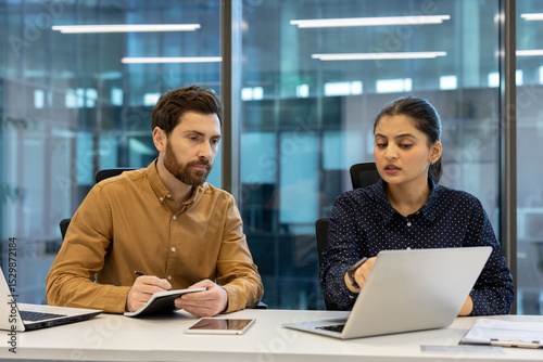 Foto A business team collaborating in an office setting