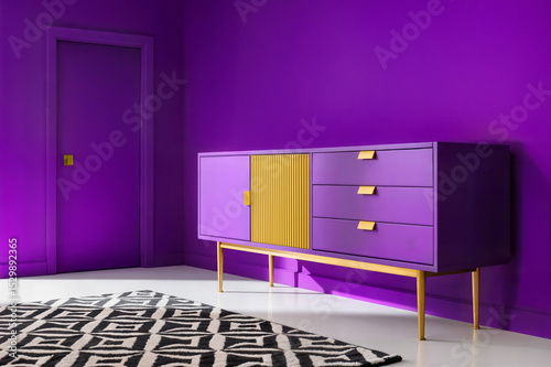 gold vases violet cabinet anteroom interior patterned carpet copy space purple wall concept jarrones de oro violeta armario antesala interior alfombra estampada copia espacio pared púrpura concepto