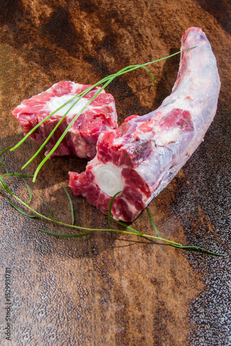 Foto Fresh oxtail and greens on dark background.