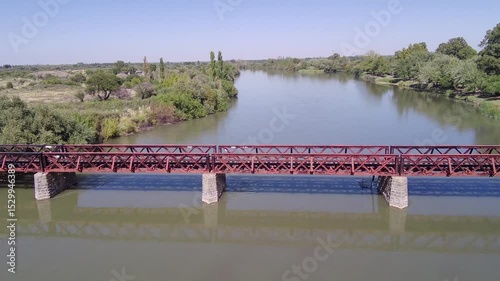 Puente ferroviario sobre el rio