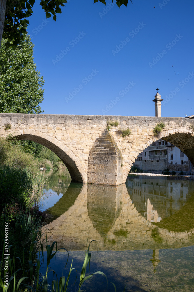 Obraz premium Panoramic view of Valderrobres, showing the ancient stone bridge, medieval architecture, and Santa María la Mayor Church.
