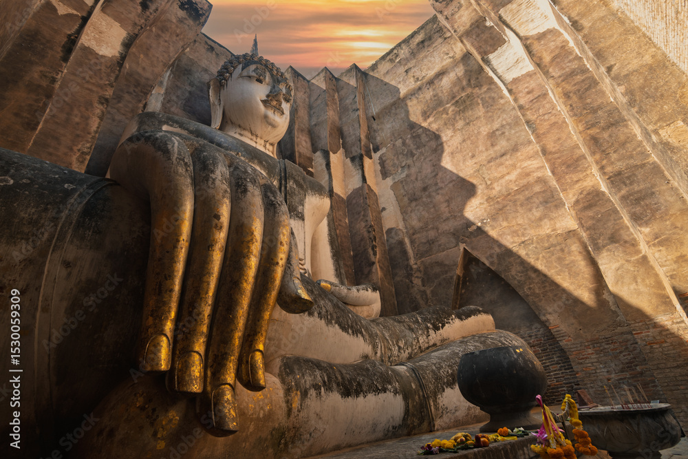 Fototapeta premium Sukhothai Wat Mahathat Buddha statues at Wat Mahathat ancient capital of Sukhothai, Thailand. Sukhothai Historical Park is the UNESCO world heritage.