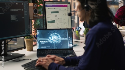 Foto Call center agents track shipments in office using AI chatbot for help