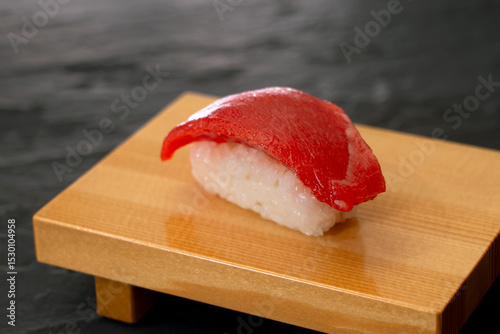 Maguro sushi, lean tuna sushi on sushi geta. マグロ（赤身）の寿司、寿司下駄
