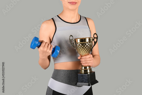 Sporty young woman with dum...